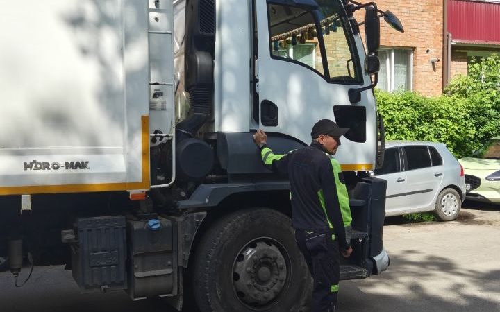 Вінницьких водіїв просять не залишати авто на заваді роботі комунальників