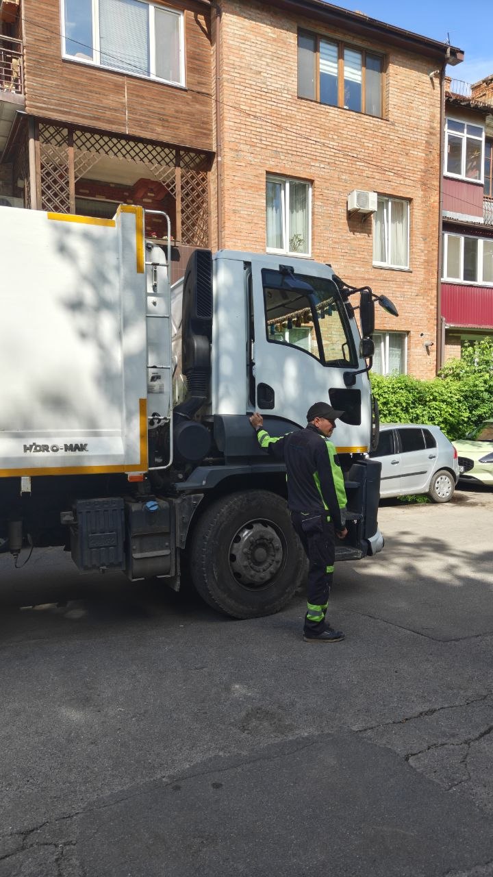 Вінницьких водіїв просять не залишати авто на заваді роботі комунальників