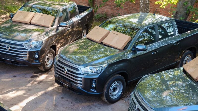 П’ять пікапів та 10 Starlink передав Міжрегіональний координаційний гуманітарний штаб одному з підрозділів ППО Вінниччини
