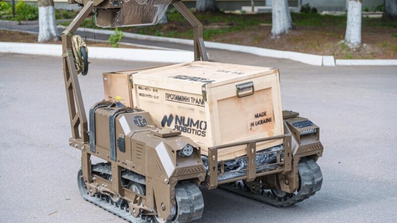 Шість наземних роботизованих комплексів Міжрегіональний координаційний гуманітарний штаб передав «Червоній калині»