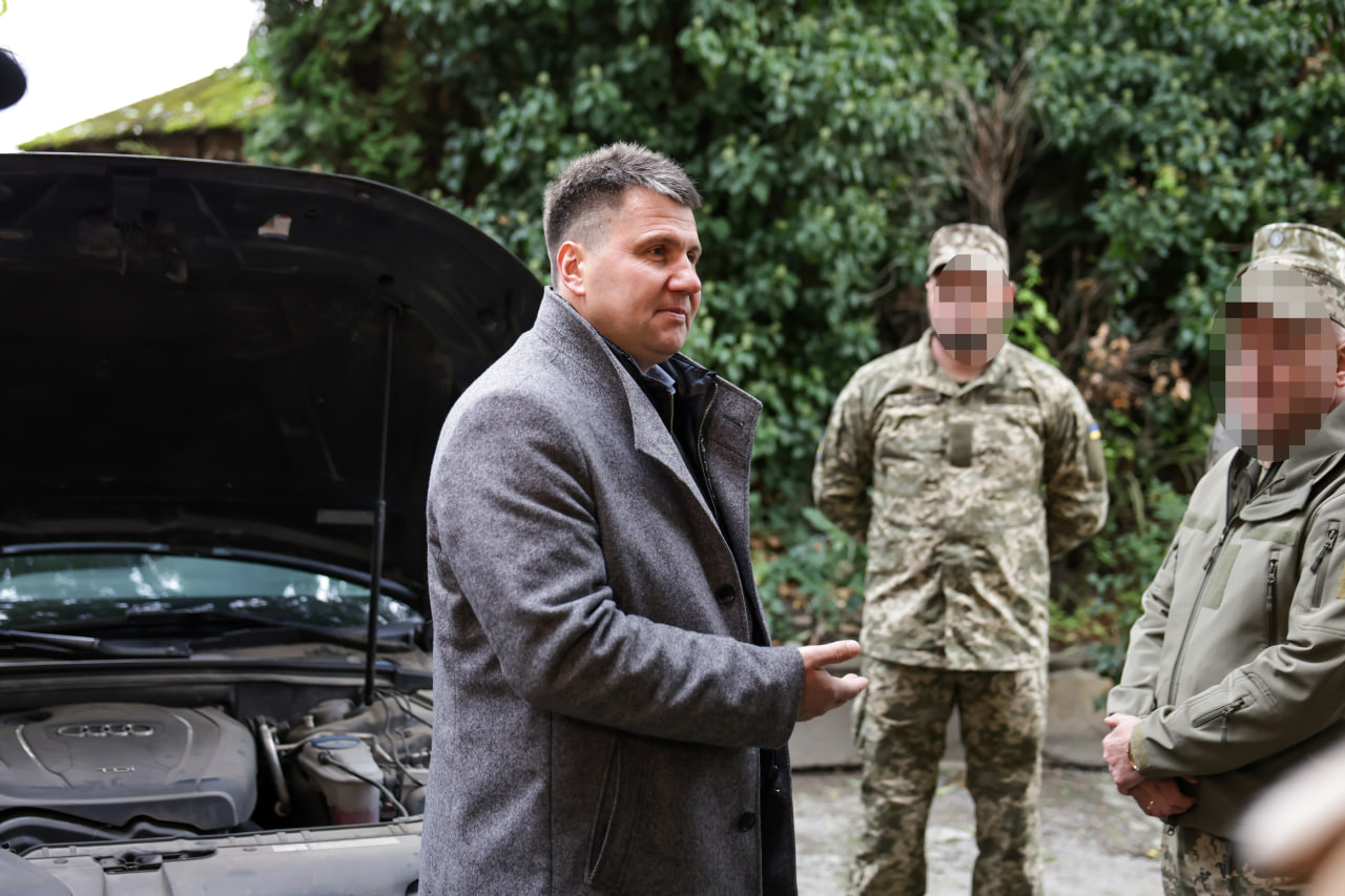 Логістика для родин загиблих і поранених: Повітряні Сили отримали від Вінниці четвертий автомобіль