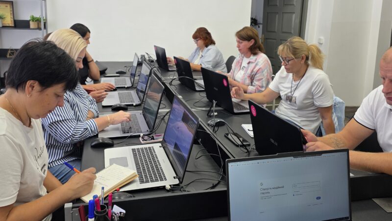 У Вінниці триває тримісячний курс комп'ютерної грамотності: ветерани та їхні родини опановують цифрові навички