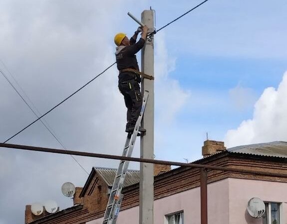 У Десні до зупинки громадського транспорту тепер ведуть нові LED-ліхтарі