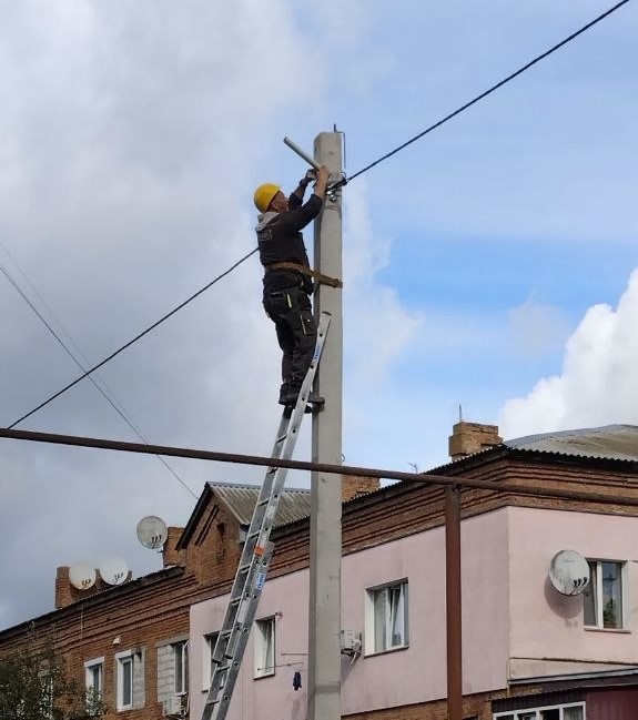 У Десні до зупинки громадського транспорту тепер ведуть нові LED-ліхтарі