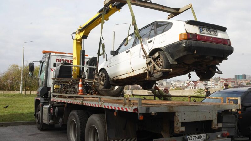 У Вінниці примусово вивезли три занедбані авто: за весь час роботи комісії — восьме