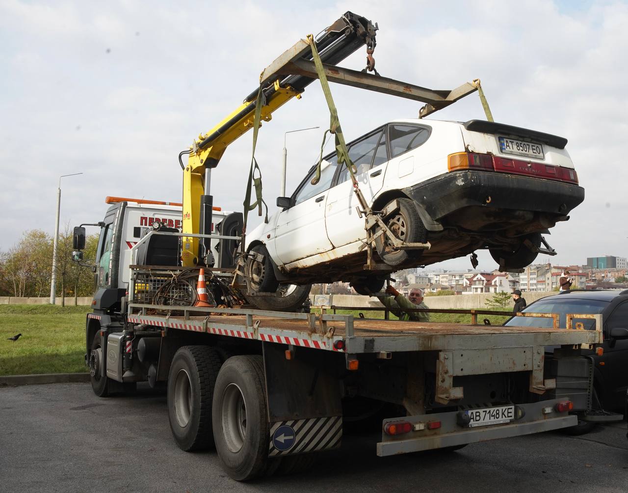 У Вінниці примусово вивезли три занедбані авто: за весь час роботи комісії — восьме
