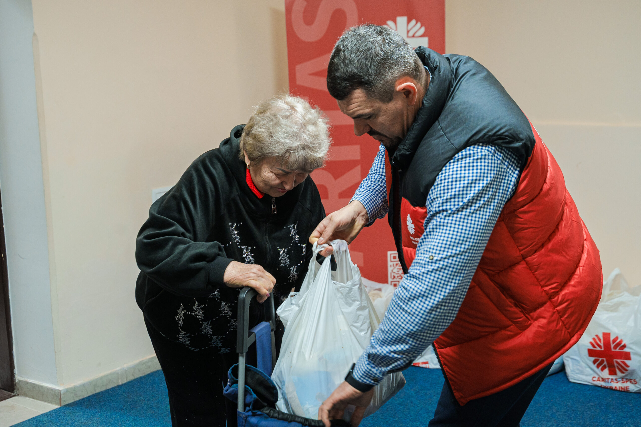 Продукти, гігієна та 12 позицій у пакунку: 30 самотніх підопічних Терцентру отримали допомогу від «Карітас-Спес-Вінниця»